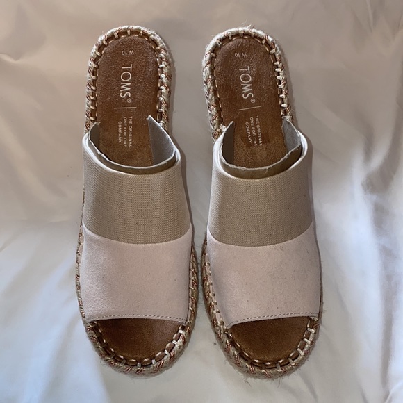NWOT Women’s Toms Monica Mule Wedge Heel, beige with a gold/dusty pink - Picture 2 of 4